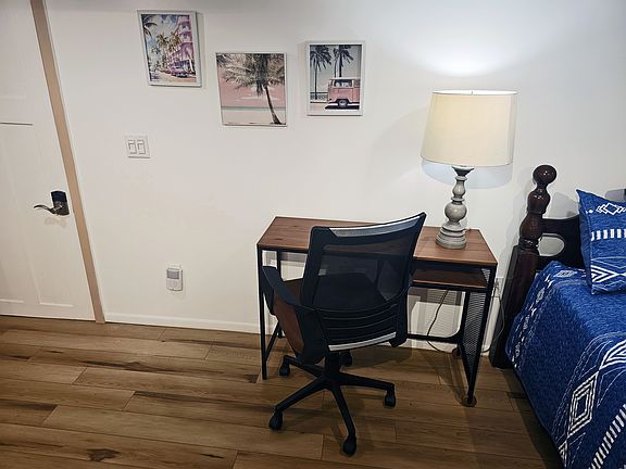 COMPUTER DESK