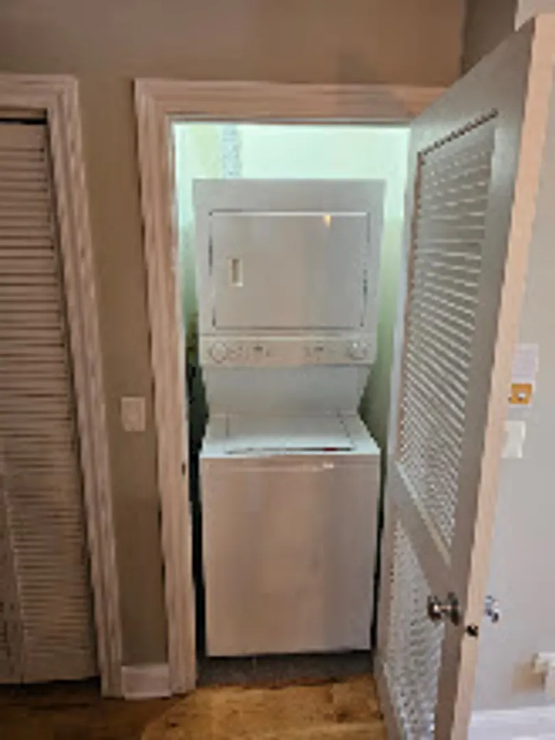 Stunning 2 Bed, 2 Bath Condo with Garage Parking & Private Outdoor Space in Rogers Park! — Photo 3