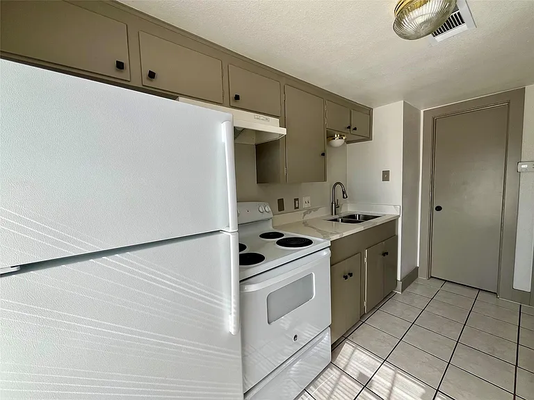 1042 W Village Ct #C — Photo 11