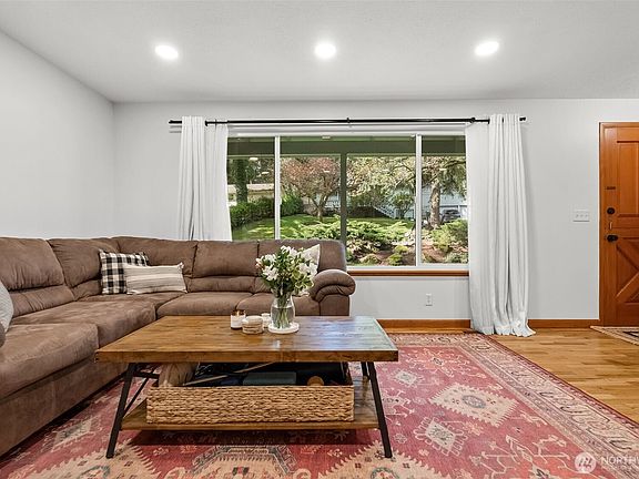 5th image of 10431 Glenwood Drive SW