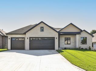 2016 N Silver Charm Ave, Springfield, MO 65802