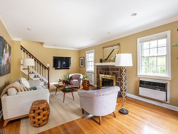 4th image of 52 Sommer Ave
