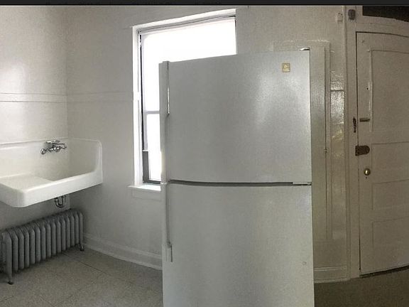 5th image of 8911 S Justine St APT 3