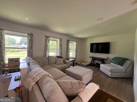 5th image of 517 E Boyd Rd