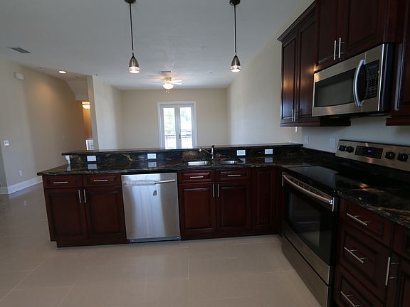5th image of 3409 W Horatio St Unit 109
