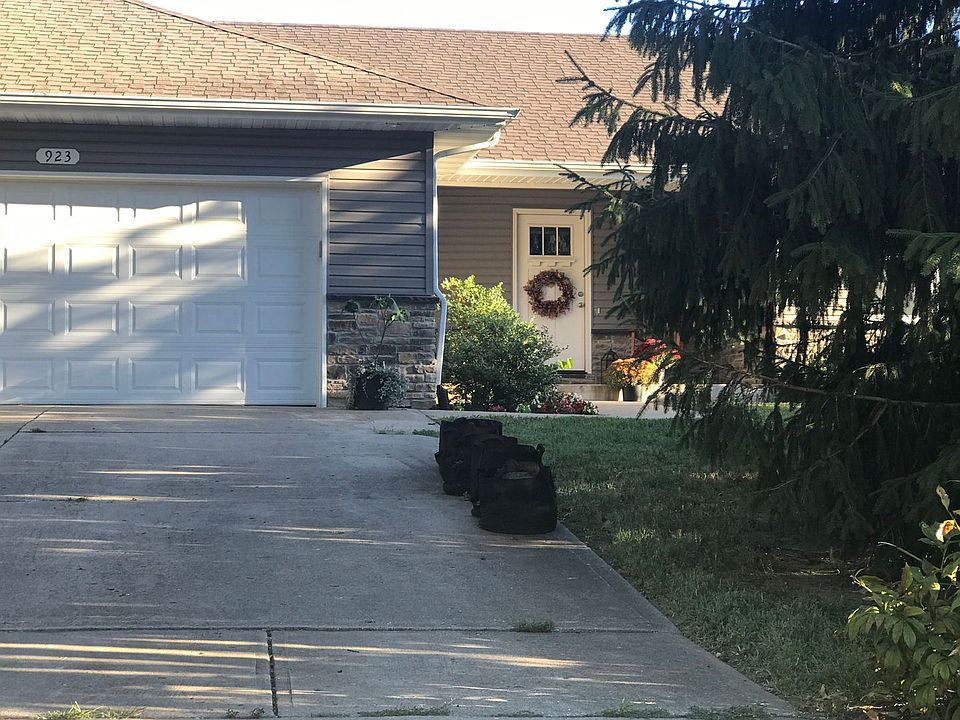 2nd image of 923 E Evans St
