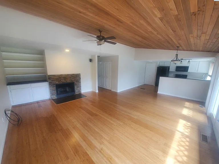 2419 W Grand Ronde Ave #D — Photo 10