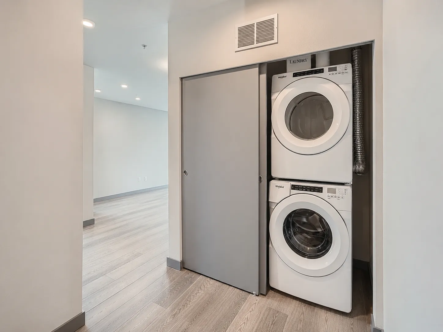 2 bed, 985 sqft, $3,600 — Photo 4