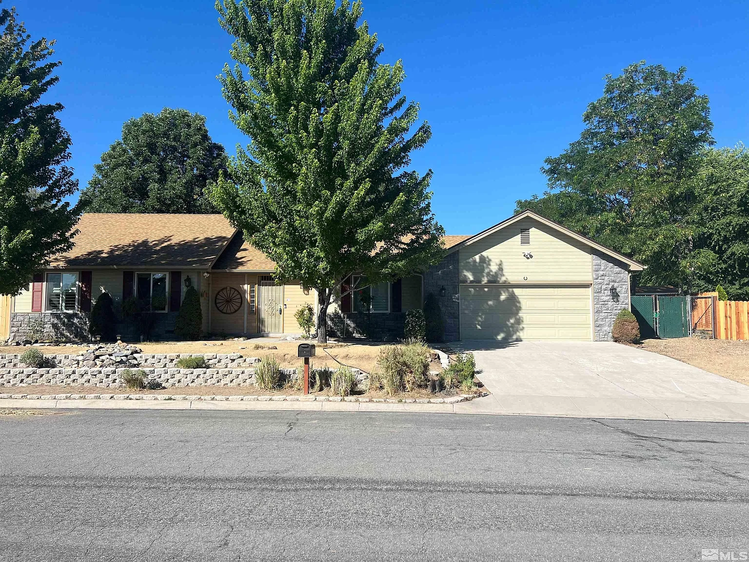 186 Parkhill Dr photo 1