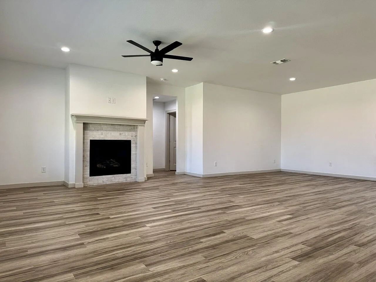 4 bed, 2.0 bath, 2089 sqft, $2,400 — Photo 4