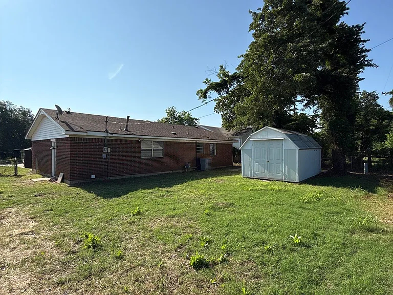 1621 N Christine Dr — Photo 10