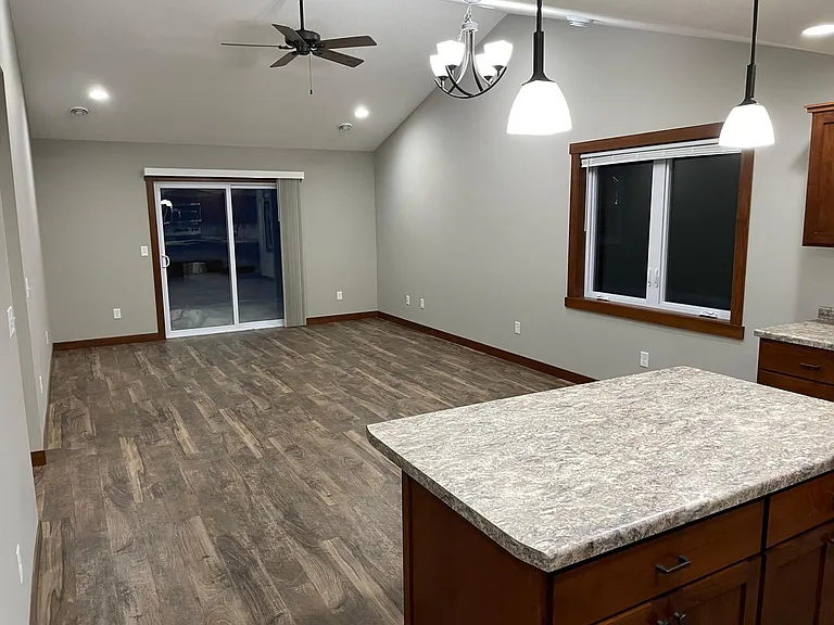 894 Brentwood Cir — Photo 3