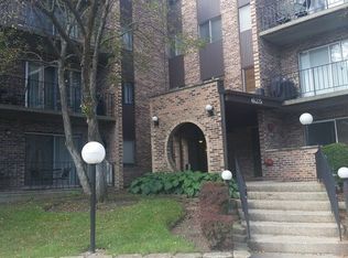 625 W Huntington Commons Rd #1, Mount Prospect, IL 60056