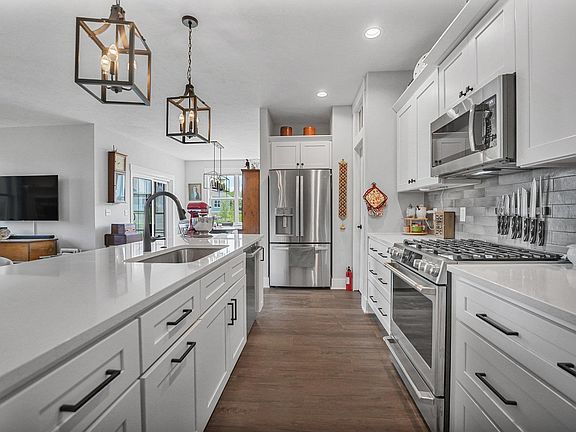 3rd image of 633 Madeira Dr