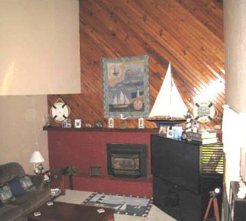 Family room w/fireplace 