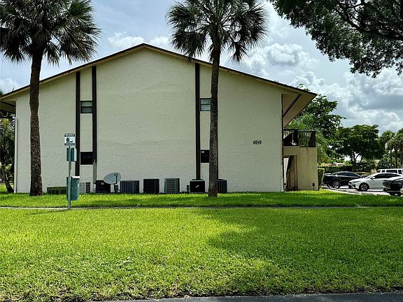 2nd image of 6040 Shakerwood Circle #106