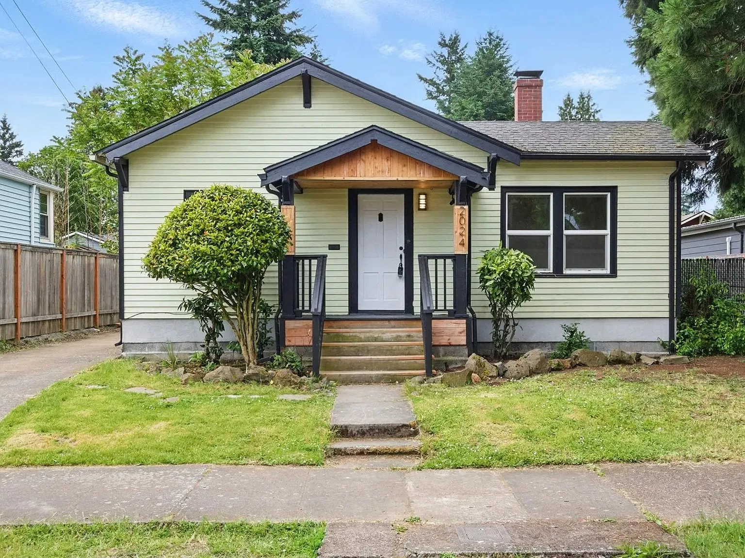 3 bed, 972 sqft, $2,590 — Photo 1