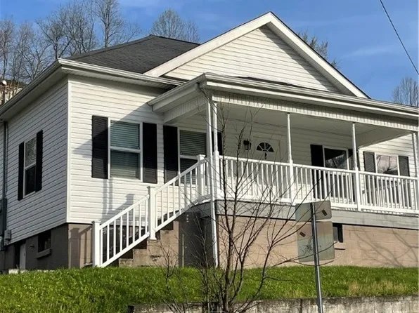 352 State St, Madison, WV 25130