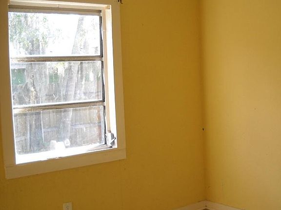 5th image of 2433 Burns St