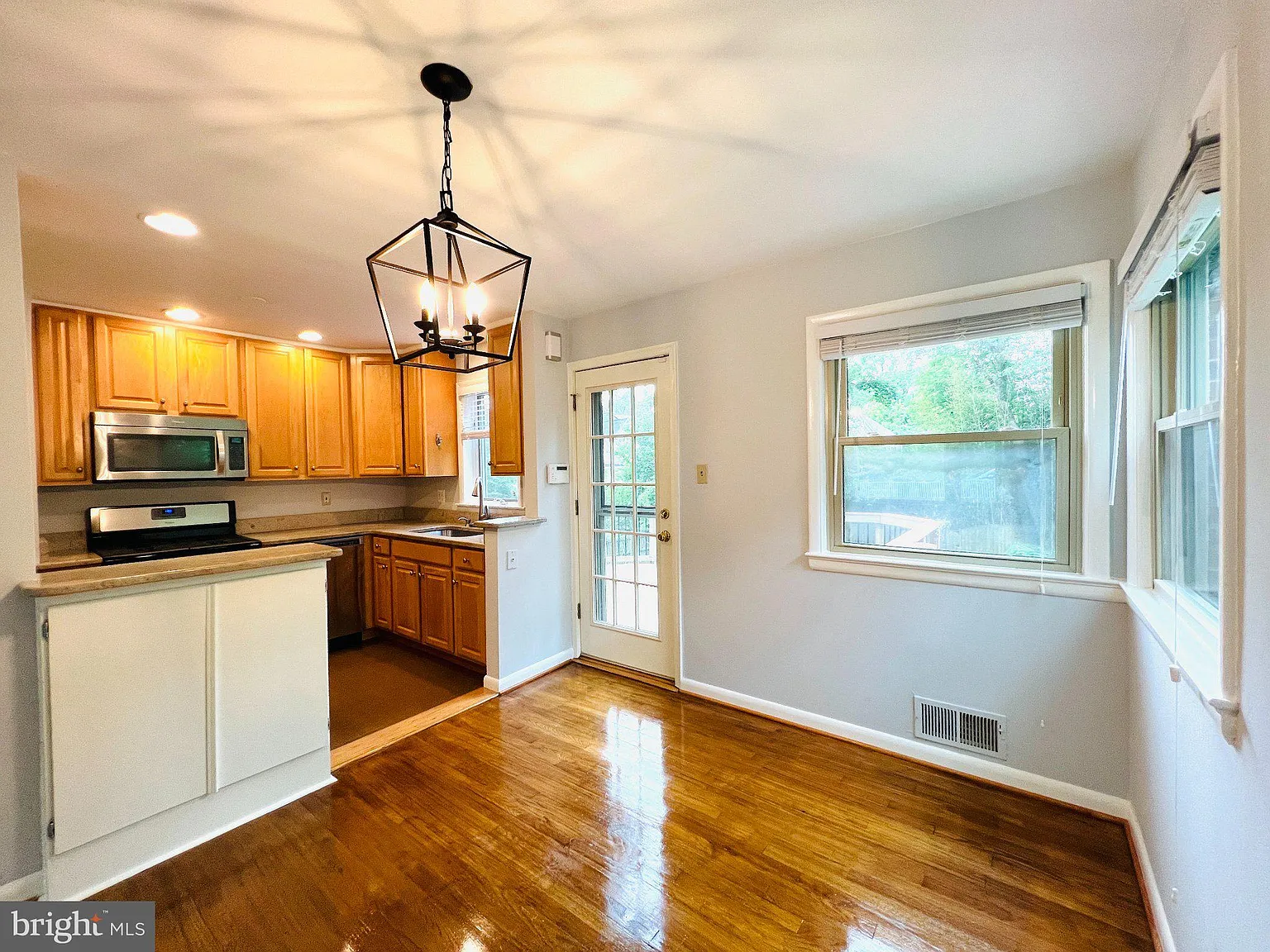 5 bed, 3.0 bath, 2065 sqft, $4,000 — Photo 4