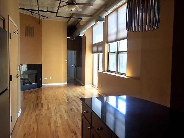 1st image of 758 N Larrabee St APT 829