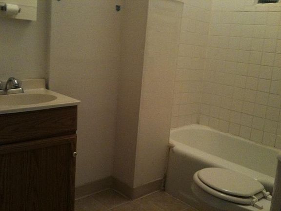 3rd image of 1829 W Foster Ave #3
