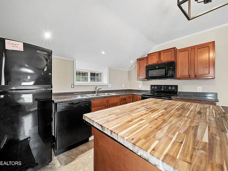 1121 Forsythe St — Photo 10
