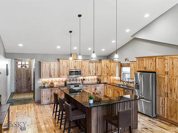 3rd image of 564 N Clifden Dr