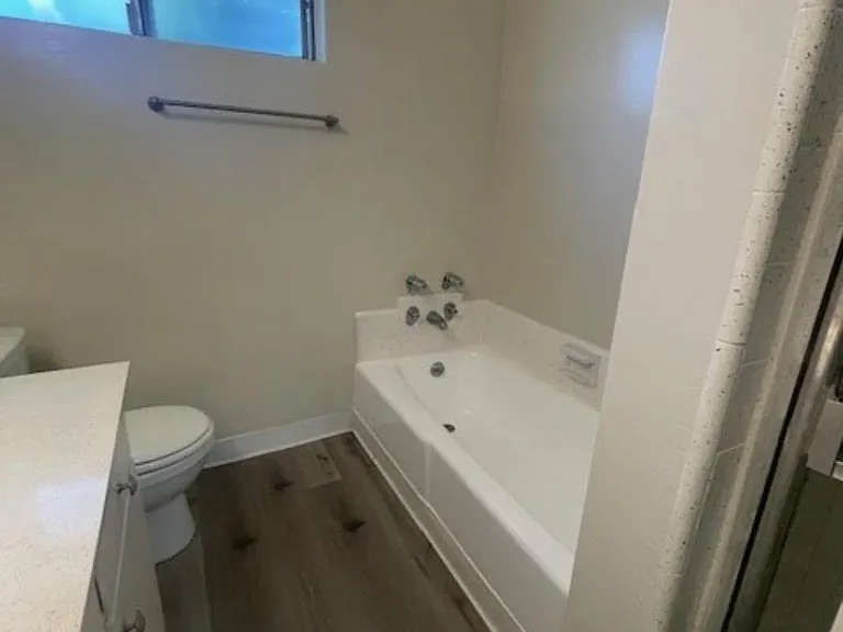 2043 N Beachwood Dr #10 — Photo 12