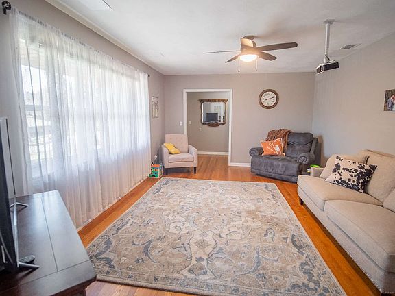 4th image of 505 SE Oak St