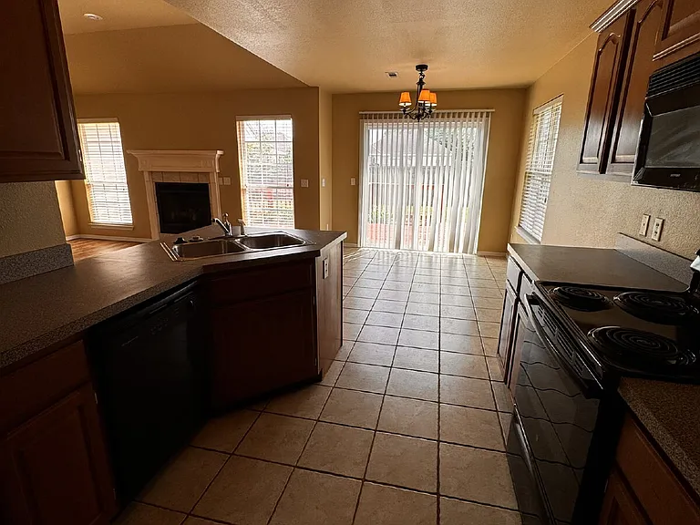 1532 Hutchinson St — Photo 6