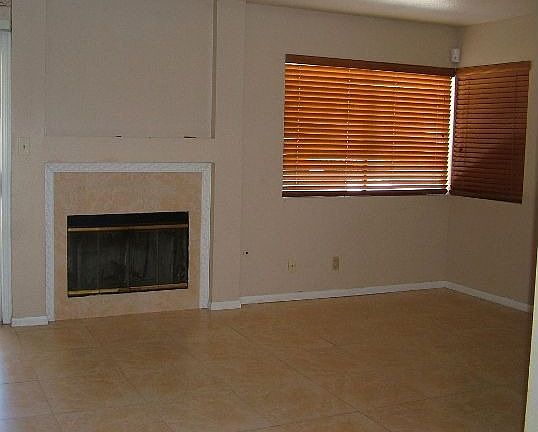 Familly room with tile trimmed fireplace.