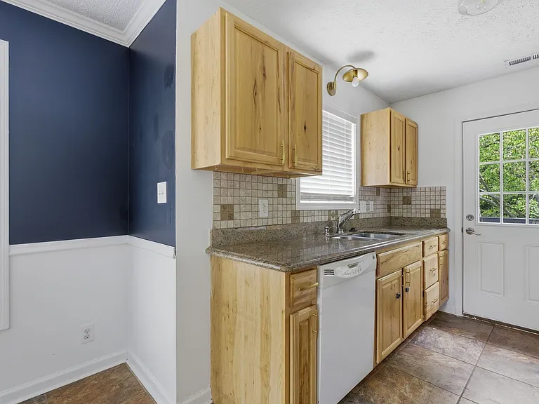 123 Vivian Dr — Photo 7