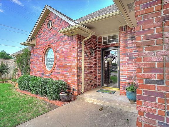 4th image of 1329 SW 105th Pl