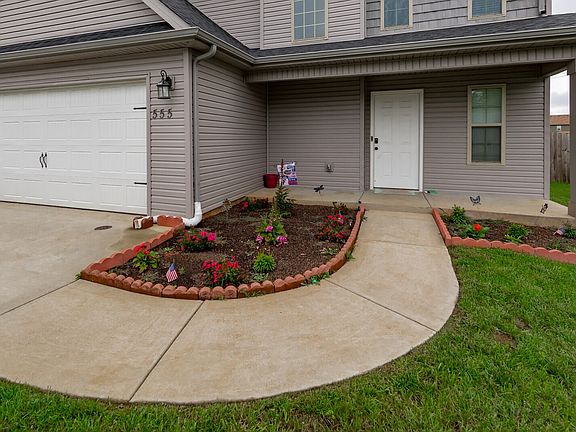 3rd image of 555 Tracy Ln