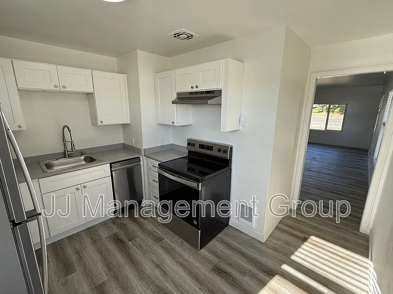 2 bed, 1.0 bath, 950 sqft, $1,350 — Photo 1