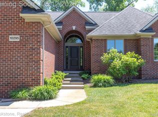 10295 Northridge Ct, White Lake, MI 48386