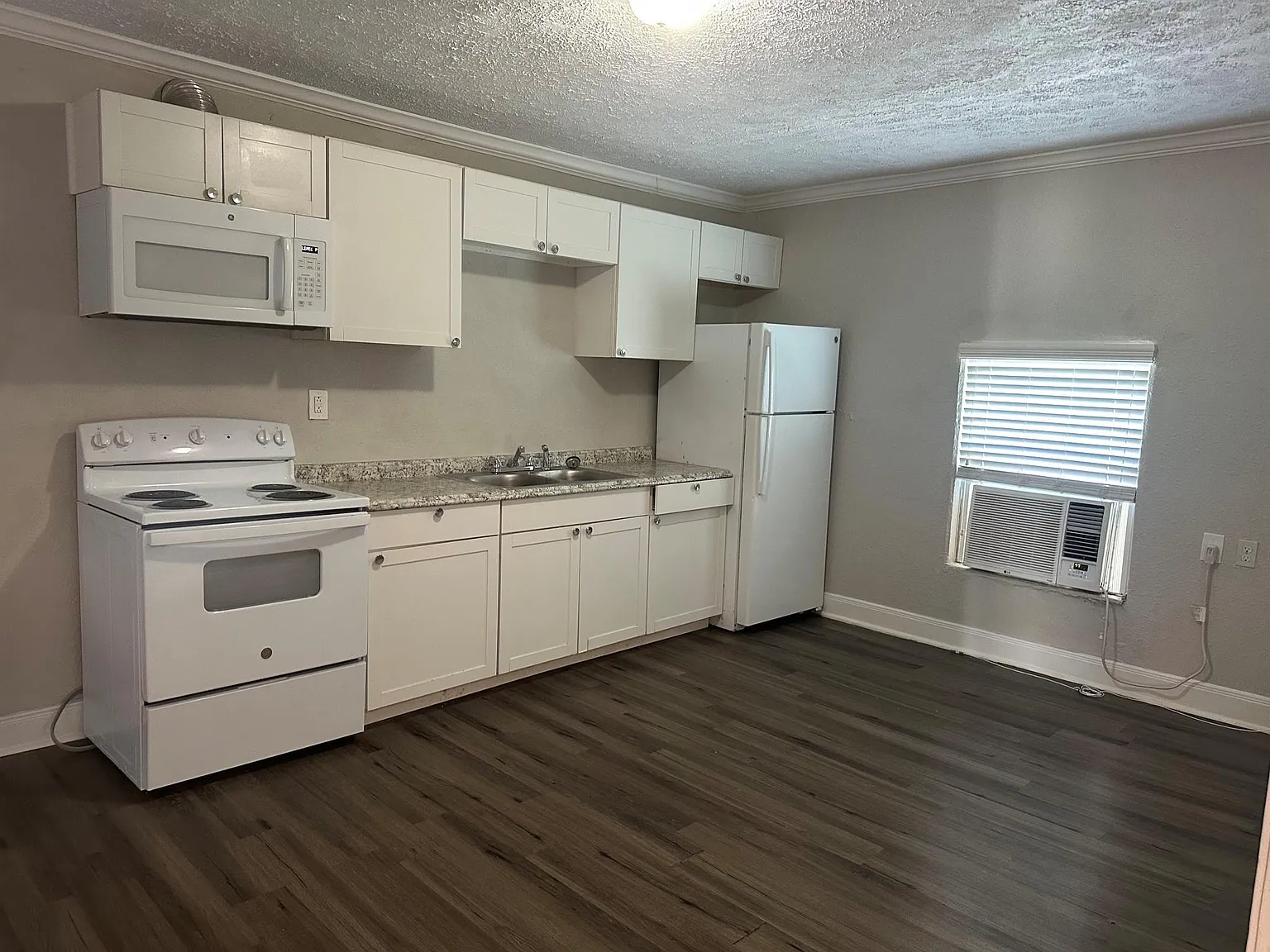 3 bed, 1.0 bath, 1000 sqft, $900 — Photo 2