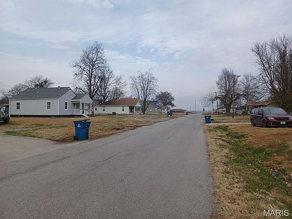 2nd image of 302 N 3rd St