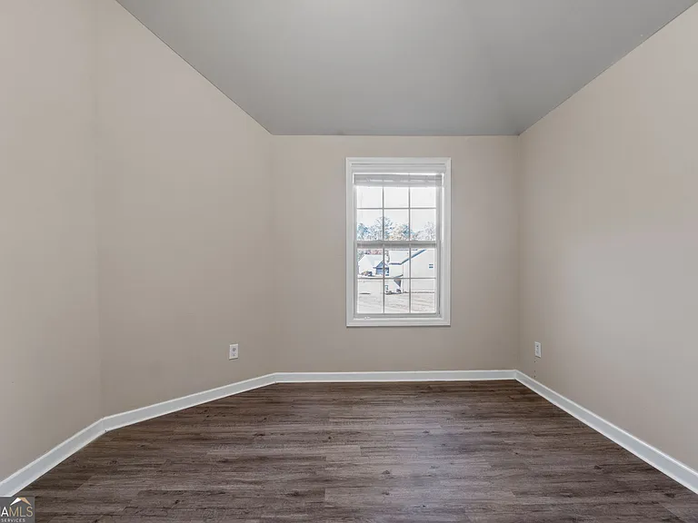 475 Louise Way — Photo 24