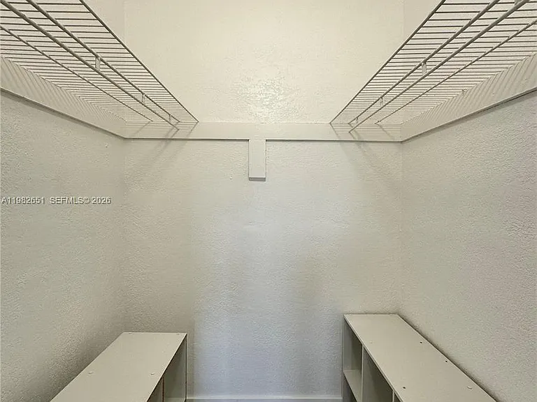 913 NE 17th St #8 — Photo 18