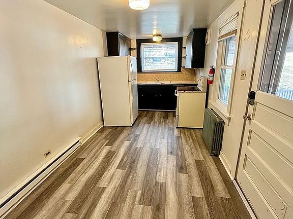 4th image of 221-223 E Howard St #221