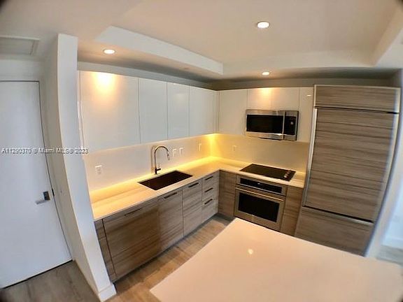 4th image of 121 NE 34th St Unit 2411