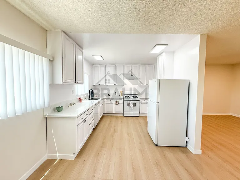 13129 OXNARD ST. — Photo 35