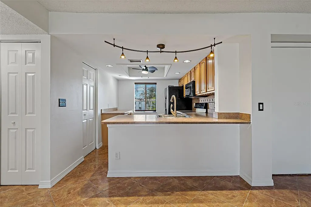 2 bed, 2.0 bath, 1054 sqft, $1,599 — Photo 4