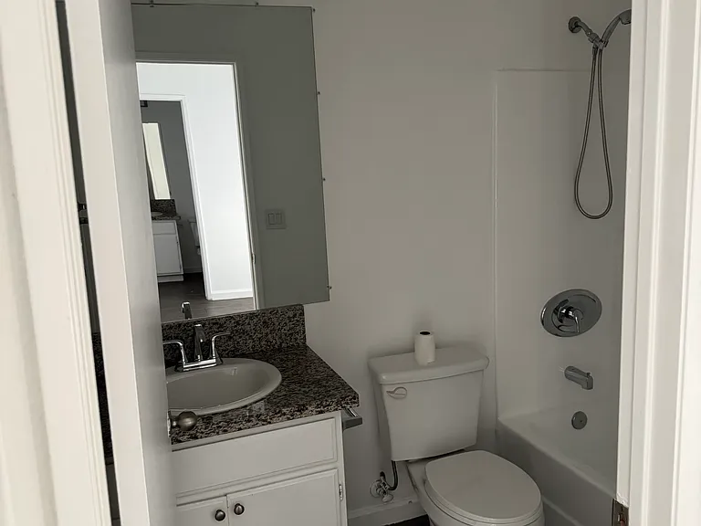 10902 Victory Blvd #14 — Photo 7