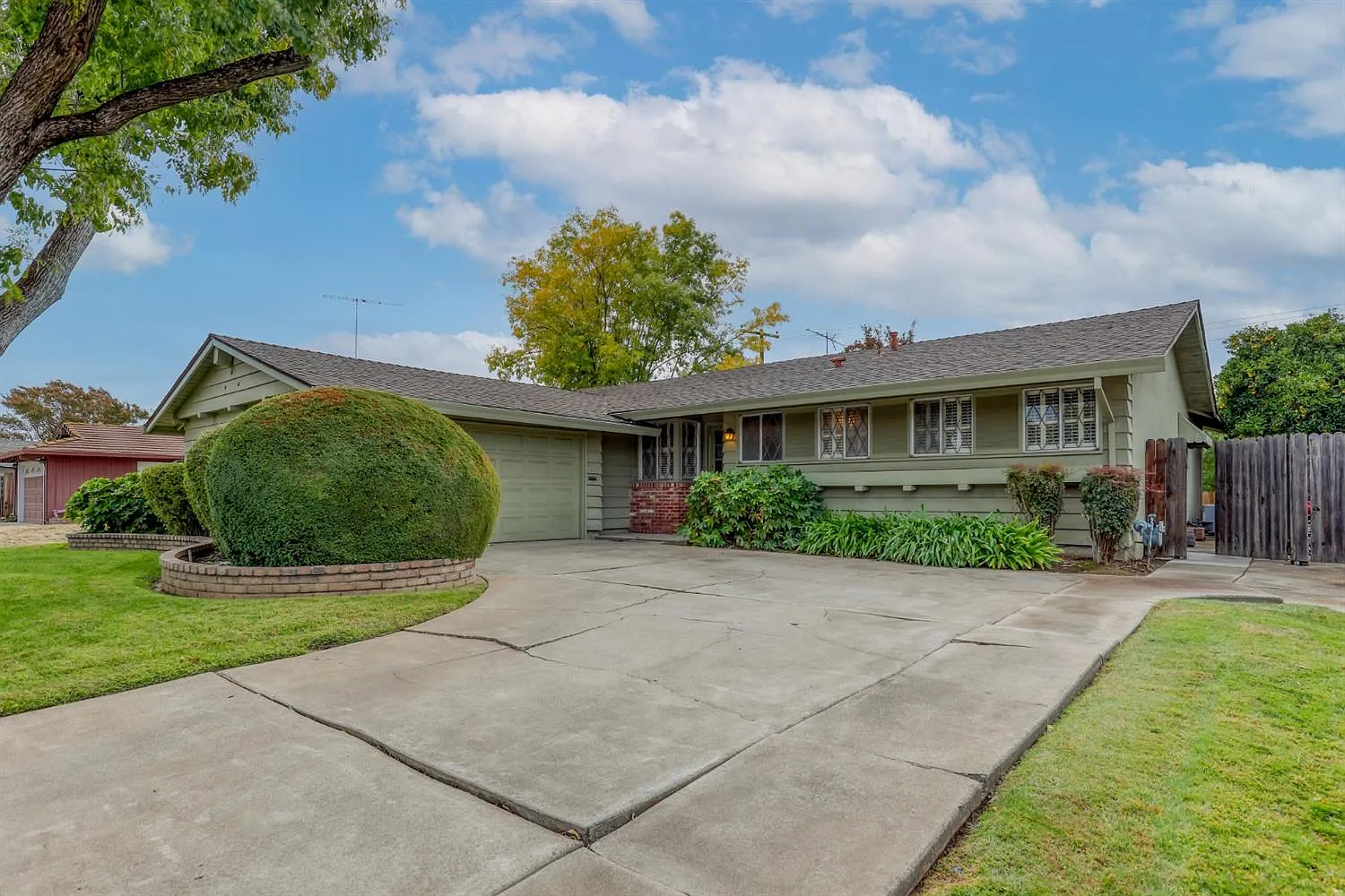 5814 Hemlock St photo 1