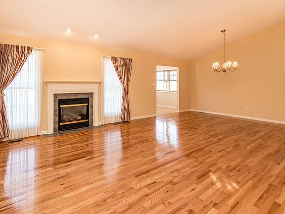 4th image of 829 Sumter Pl