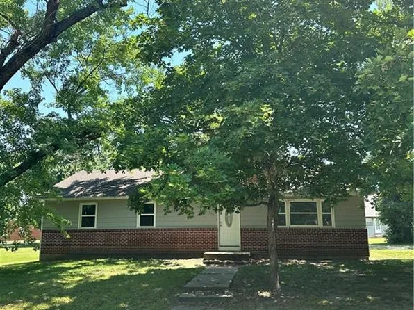 754 Maple St, Pleasanton, KS 66075