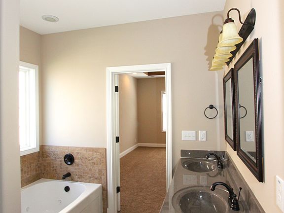 master bath w walk in closet